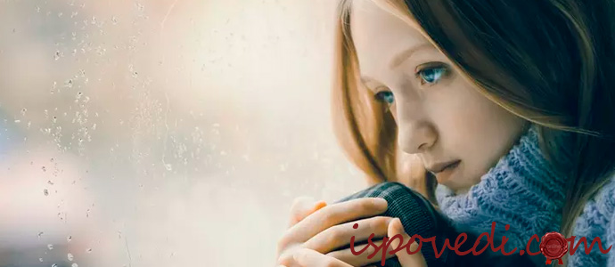 девушка расстроена из-за ссоры с родителями