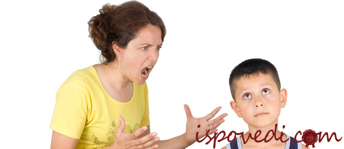 мать кричит на сына