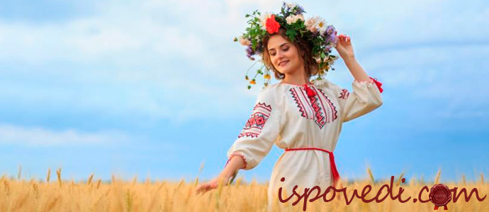 Девушка в вышиванке и венке из полевых цветов