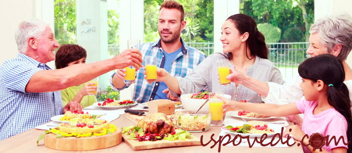 Семья за столом