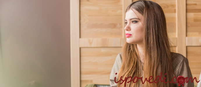 девушка смотрит вдаль