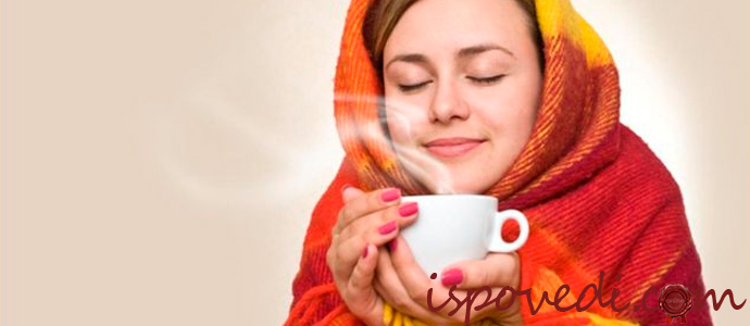 девушка пьет чай