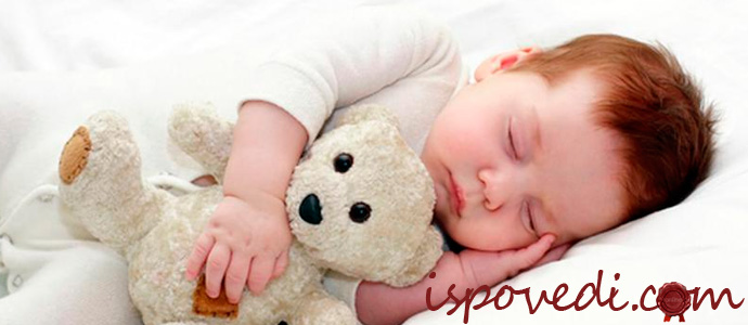 маленький ребенок спит с игрушкой