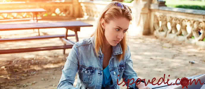 девушка за учебой