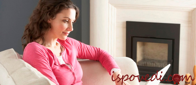 девушка общается на сайте знакомств