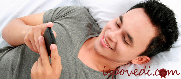 парень переписывается в сети