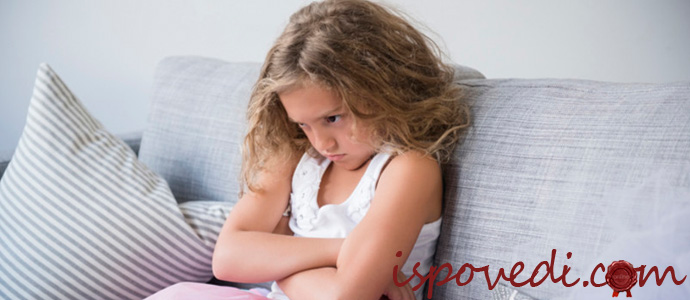 обиженная на родителей девочка