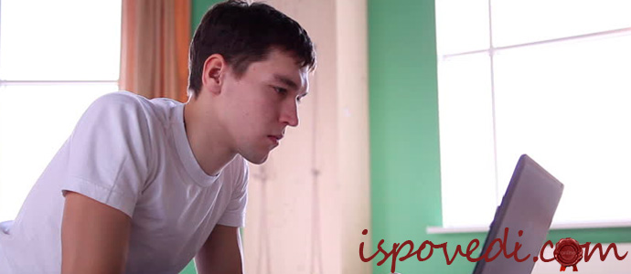 парень за компьютером