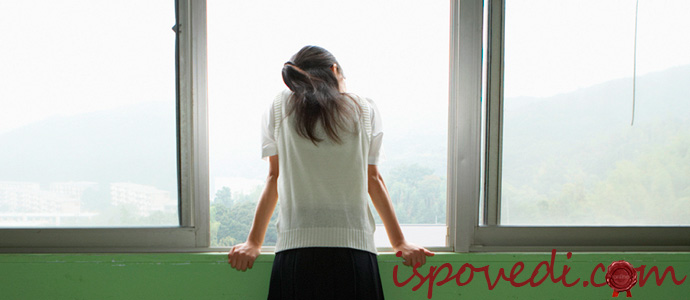 девочка смотрит в окно