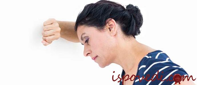 задумчивая женщина