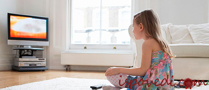 девочка смотрит мультик