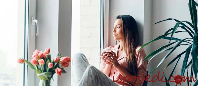 девушка у окна с чашкой чая