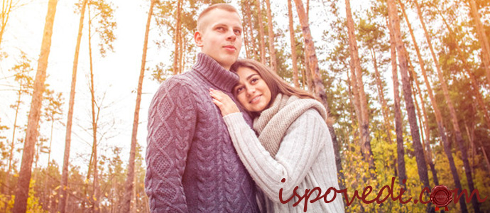 парень и девушка на прогулке