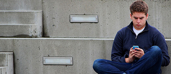 парень с телефоном