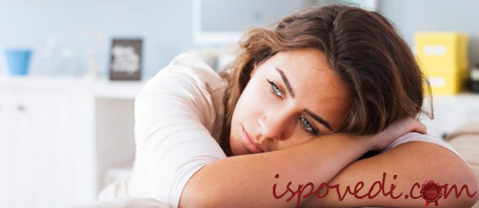 девушка задумалась