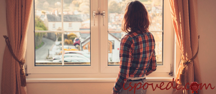 девушка грустит у окна