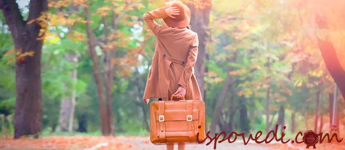 девушка с чемоданом