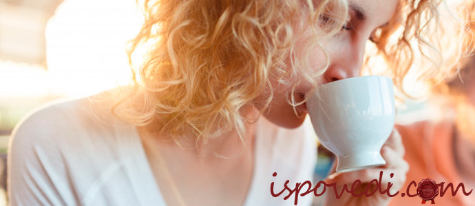 девушка пьет кофе