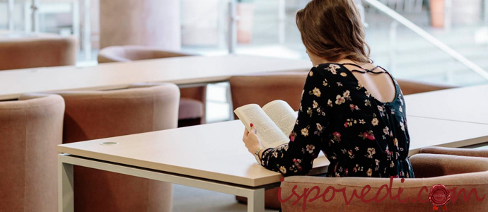 девушка читает дневник мужа