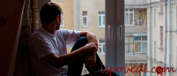 одинокий парень смотрит в окно