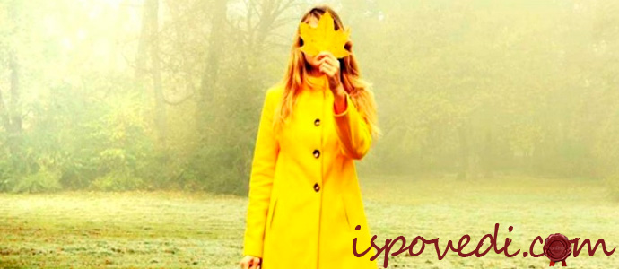 одинокая девушка с осенним листком