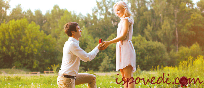 парень дарит девушке помолвочное кольцо