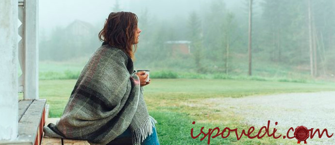 девушка пьет кофе на рассвете