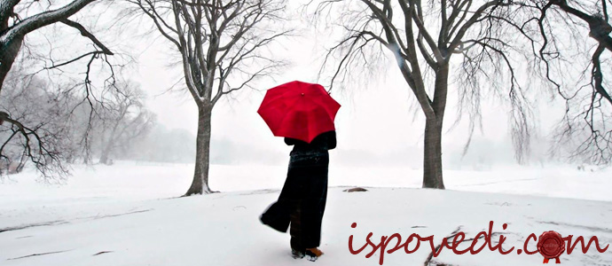 девушка зимой с красным зонтиком