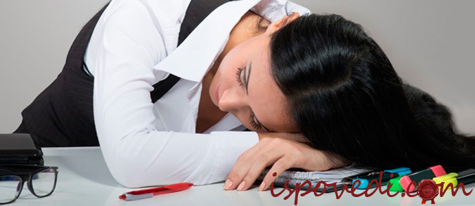 уставшая девушка