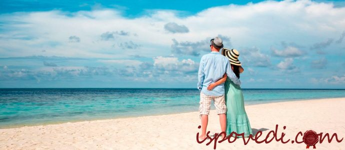 пара на берегу моря