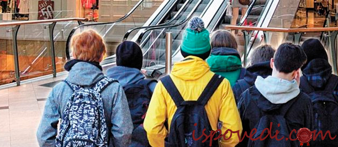 подростки в торговом центре