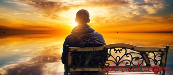 одинокий парень смотрит на закат