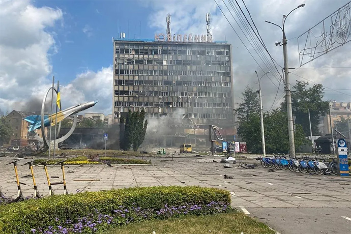 Разрушенный российской ракетой офисный центр в Виннице
