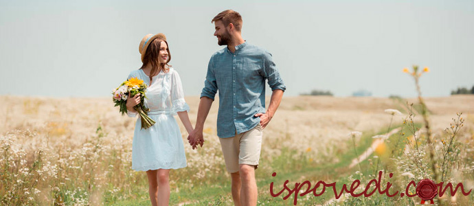 пара на прогулке