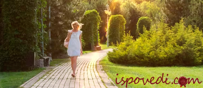 одинокая девушка в парке