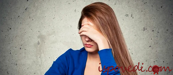 печальная одинокая девушка