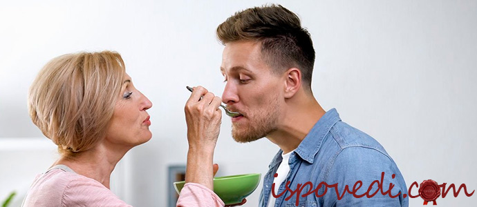 взрослый сын с матерью