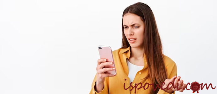 девушка читает переписку