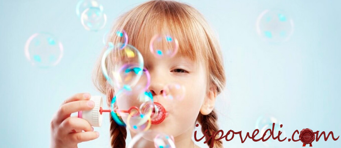 девочка с мыльными пузырями