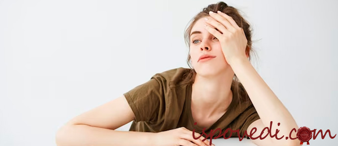 уставшая девушка