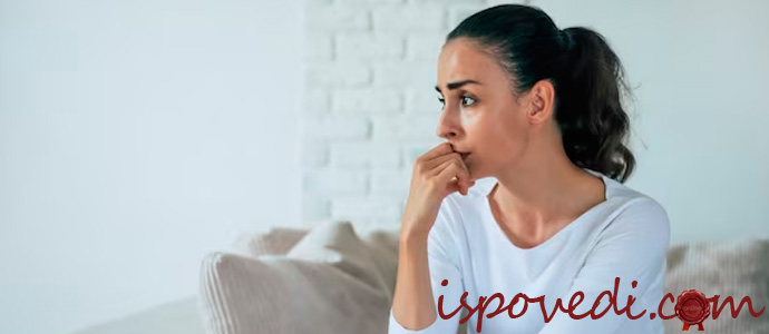 девушка задумалась