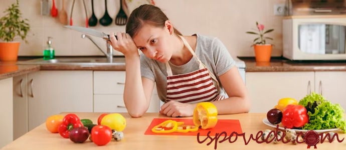 уставшая хозяйка на кухне