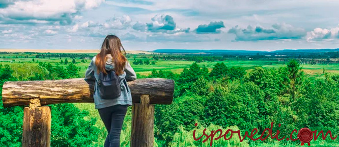 одинокая девушка на природа