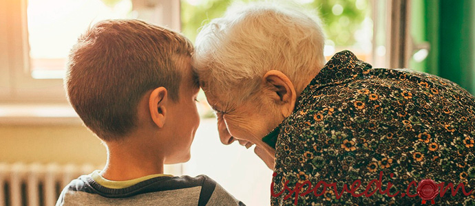 бабушка балует внука