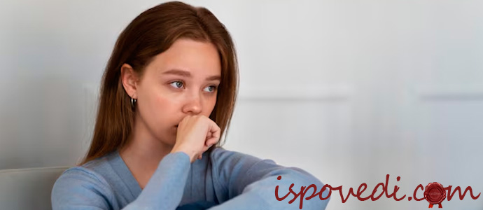 девушка грустит