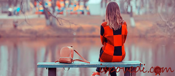 одинокая девушка и осень