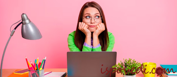 девушка в офисе