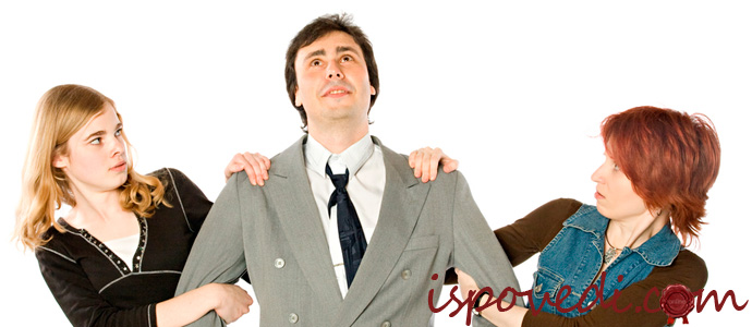 парень делает выбор между двух девушек