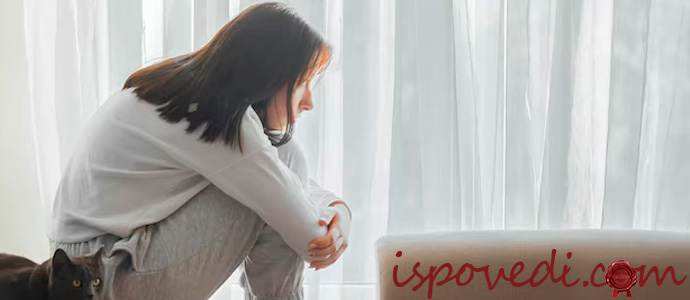 девушка скучает одна