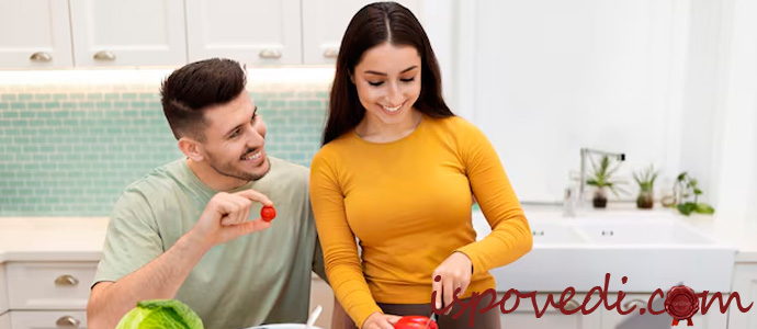 муж и жена готовят обед